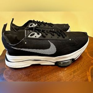 NIKE AIR ZOOM-TYPE SE
Men – Black/White-smoke Grey